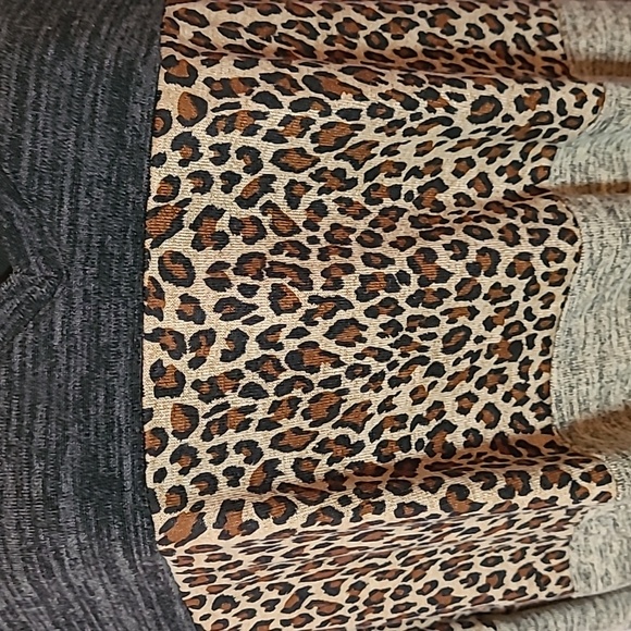 UMGEE V Neck Long Sleeve Color Block Heathered Black Tan Leopard Size XL Tunic - Picture 2 of 7